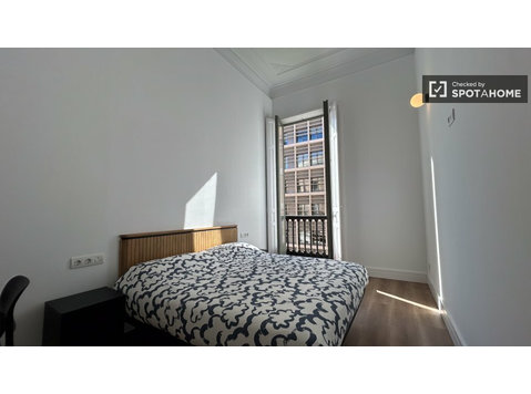 Aluga-se quarto em apartamento de 8 quartos em Barcelona - Aluguel