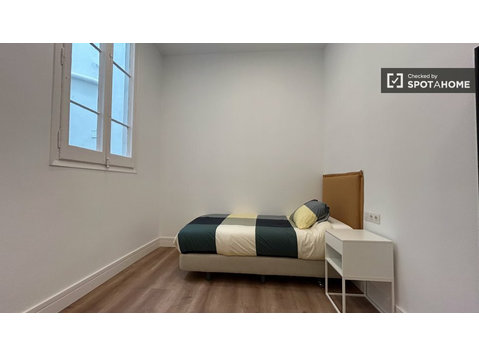 Barselona'da 8 yatak odalı dairede kiralık oda - Kiralık