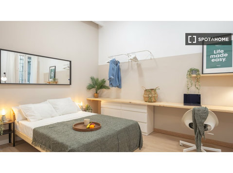 Barselona'da 8 yatak odalı dairede kiralık oda - Kiralık