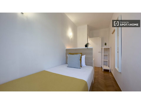 Room for rent in 8-bedroom apartment in Barcelona - الإيجار