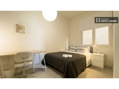 Room for rent in 8-bedroom apartment in Eixample, Barcelona - K pronájmu