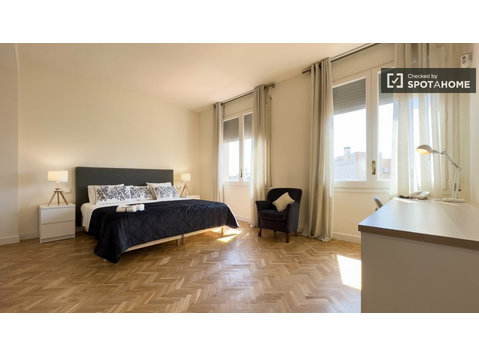 Eixample, Barselona'da 8 yatak odalı dairede kiralık oda - Kiralık
