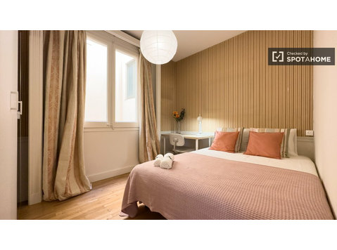 Aluga-se quarto em apartamento de 8 quartos em Eixample,… - Aluguel