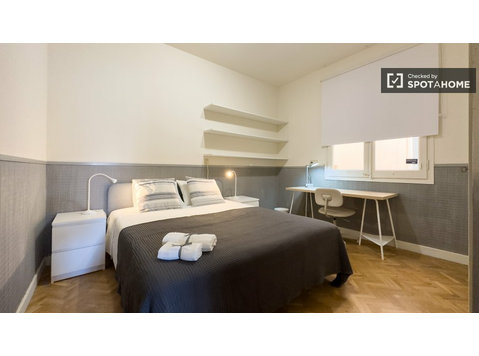 Eixample, Barselona'da 8 yatak odalı dairede kiralık oda - Kiralık