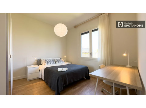 Room for rent in 8-bedroom apartment in Eixample, Barcelona - Аренда