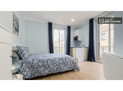 Room for rent in 8-bedroom apartment in El Raval, Barcelona - Na prenájom