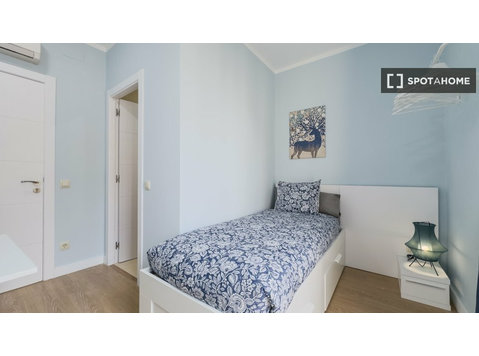 Room for rent in 8-bedroom apartment in El Raval, Barcelona - Kiadó