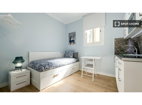 Zimmer zur Miete in einer 8-Zimmer-Wohnung in El Raval,… - Zu Vermieten