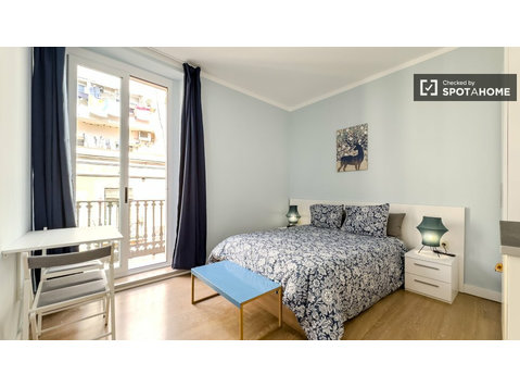 Pokój do wynajęcia w 8-pokojowym mieszkaniu w El Raval w… - Do wynajęcia