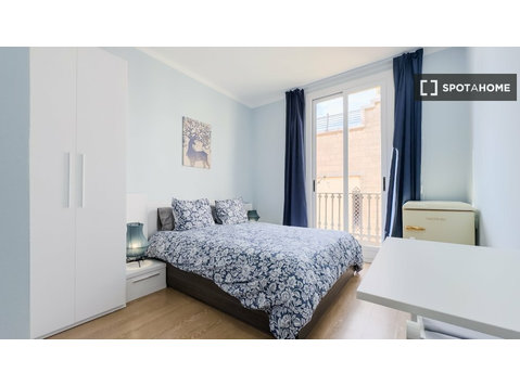Room for rent in 8-bedroom apartment in El Raval, Barcelona - For Rent