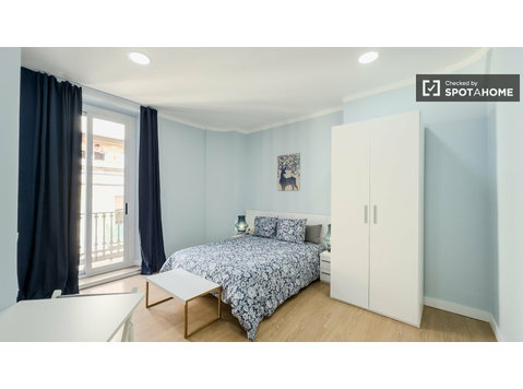Room for rent in 8-bedroom apartment in El Raval, Barcelona - For Rent