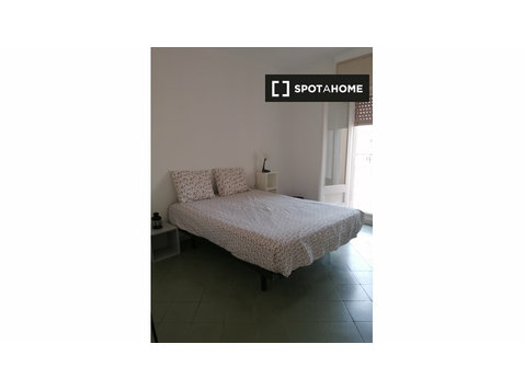 Se alquila habitación en piso de 9 habitaciones en Barcelona - Alquiler