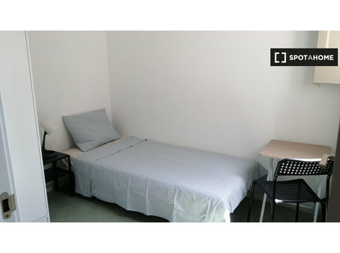 Barselona'da 9 yatak odalı dairede kiralık oda - Kiralık