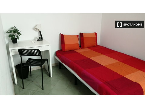 Barselona'da 9 yatak odalı dairede kiralık oda - Kiralık