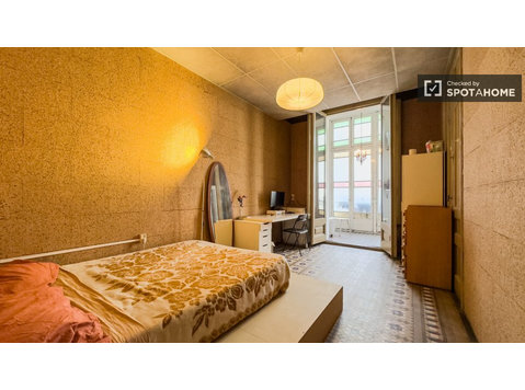Pokój do wynajęcia w 9-pokojowym mieszkaniu w Barcelonie - Do wynajęcia