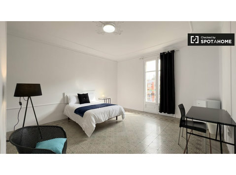 Room for rent in 9-bedroom apartment in Barcelona - Za iznajmljivanje