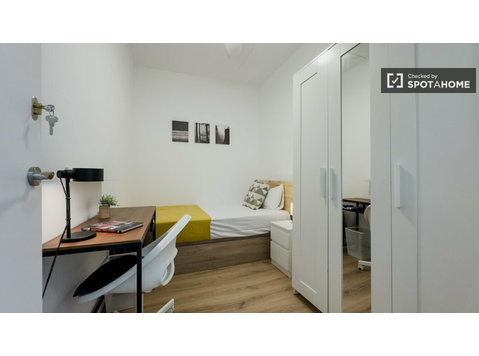 Room for rent in 9-bedroom apartment in Barcelona - Vuokralle