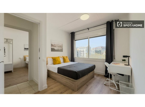 Se alquila habitación en piso de 9 habitaciones en Barcelona - Alquiler