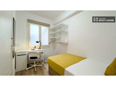 Pokój do wynajęcia w 9-pokojowym mieszkaniu w Barcelonie - Do wynajęcia