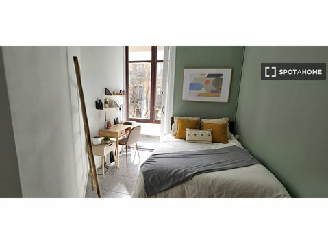 Room for rent in 9-bedroom apartment in Barcelona - Na prenájom