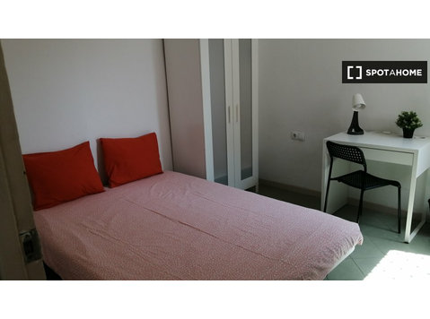 Room for rent in 9-bedroom apartment in Barcelona - K pronájmu