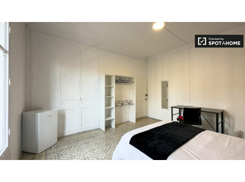 Zimmer zu vermieten in 9-Zimmer-Wohnung in Barcelona - Zu Vermieten