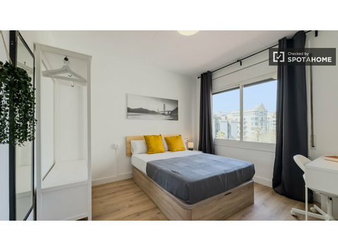 Alugo quarto em apartamento de 9 quartos em Barcelona - Aluguel