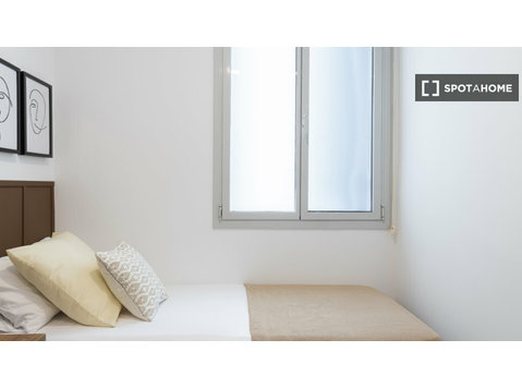 Alugo quarto em apartamento de 9 quartos em Barcelona - Aluguel