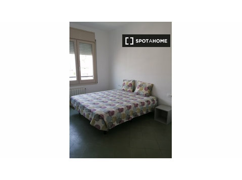 Chambre à louer dans un appartement de 9 chambres à… - À louer