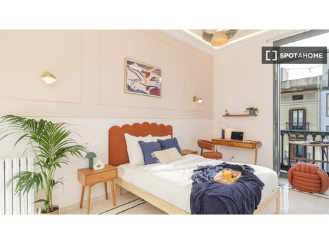 Zimmer zu vermieten in 9-Zimmer-Wohnung in Barcelona - Zu Vermieten