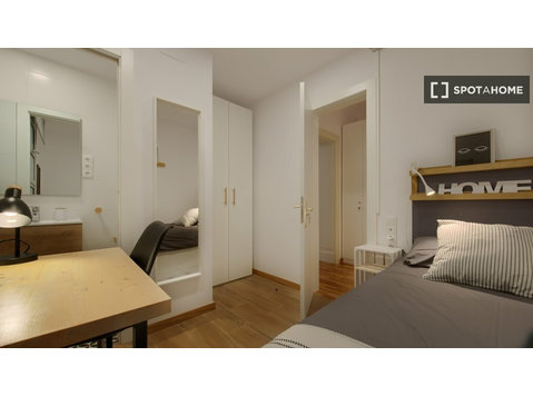 Se alquila habitación en piso de 9 habitaciones en Barcelona - Alquiler