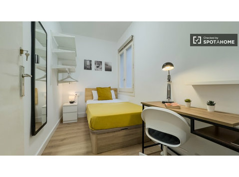 Zimmer zu vermieten in 9-Zimmer-Wohnung in Barcelona - Zu Vermieten