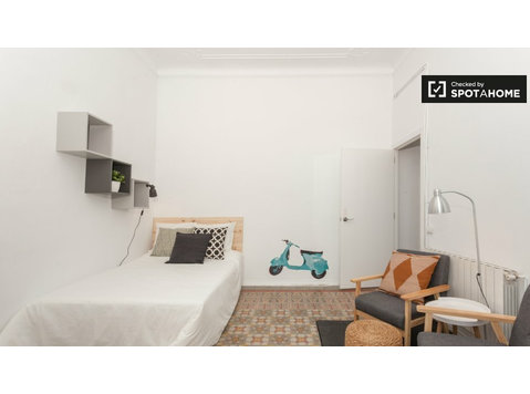 Room for rent in 9-bedroom apartment in Gracia, Barcelona - За издавање