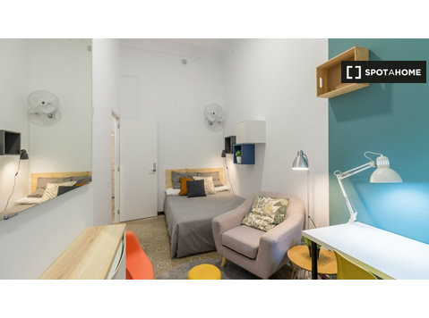 Room for rent in 9-bedroom apartment in Gracia, Barcelona - Til Leie
