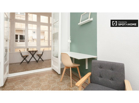 Room for rent in 9-bedroom apartment in Gracia, Barcelona - 出租