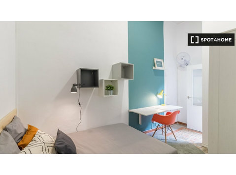 Room for rent in 9-bedroom apartment in Gracia, Barcelona - Kiadó