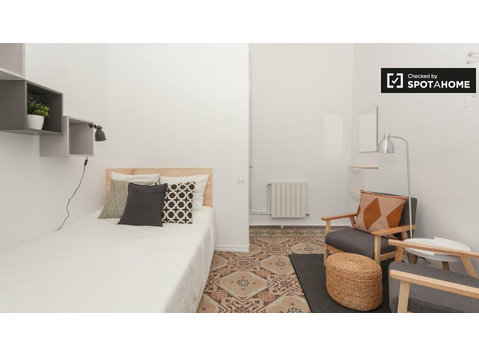 Room for rent in 9-bedroom apartment in Gracia, Barcelona - เพื่อให้เช่า