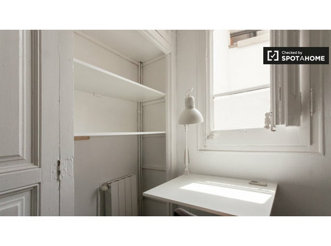 Room for rent in 9-bedroom apartment in Gracia, Barcelona - За издавање