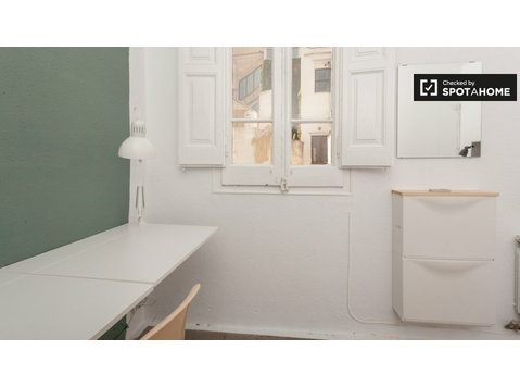 Room for rent in 9-bedroom apartment in Gracia, Barcelona - الإيجار