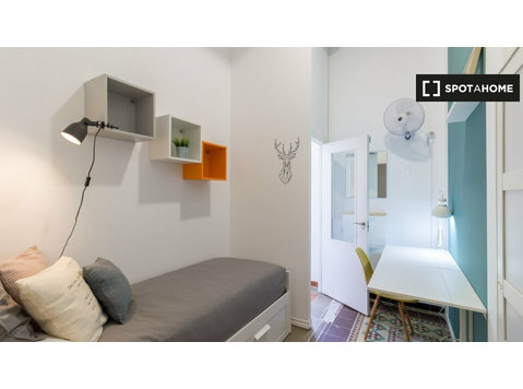 Gracia, Barcelona'da 9 yatak odalı dairede kiralık oda - Kiralık