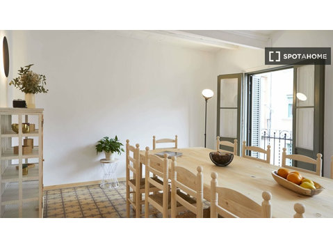 Chambre à louer dans un appartement de 9 chambres à Gràcia,… - À louer