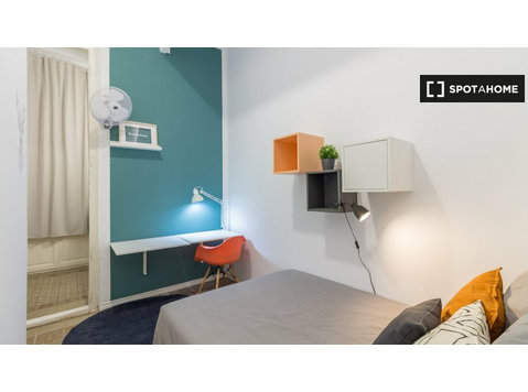 Gracia, Barcelona'da 9 yatak odalı dairede kiralık oda - Kiralık