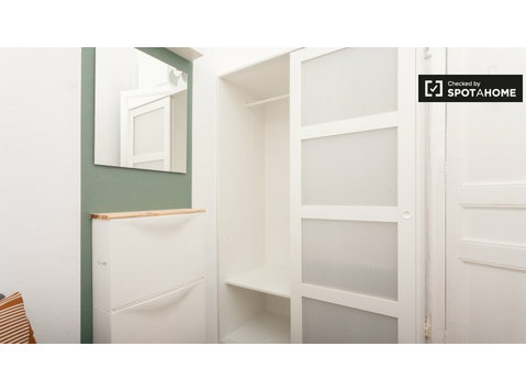 Room for rent in 9-bedroom apartment in Gracia, Barcelona - Аренда