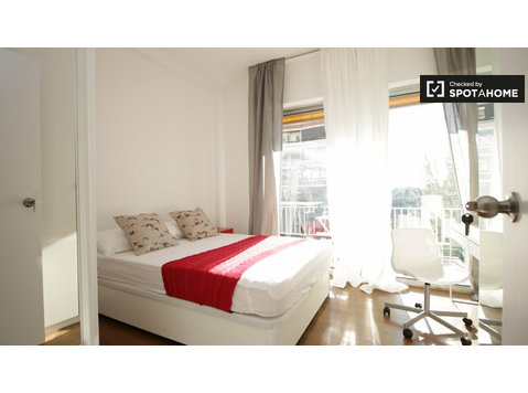 Room for rent in Zona Universitaria, Barcelona - 出租
