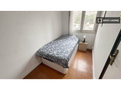 Barselona'da 3 yatak odalı dairede kiralık oda - Kiralık