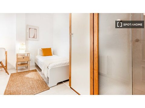 Aluga-se quarto num apartamento de 3 quartos em Barcelona - Aluguel