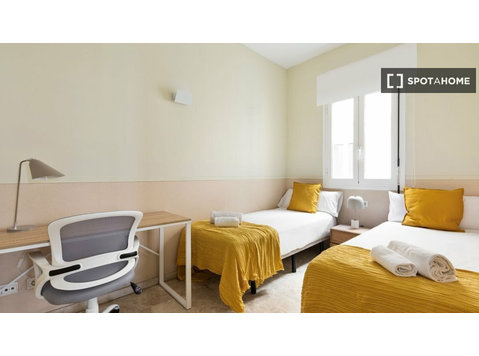 Se alquila habitación en piso de 3 habitaciones en Barcelona - Alquiler