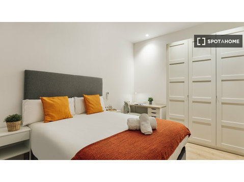 Stanza in affitto in un appartamento con 3 camere da letto… - In Affitto