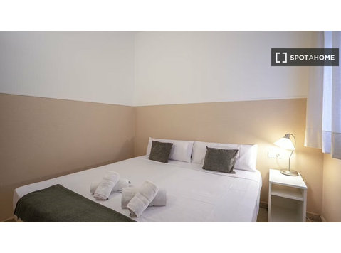 Chambre à louer dans un appartement de 4 chambres à… - À louer