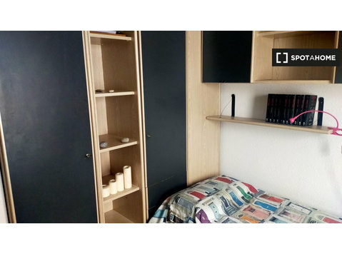 Barselona'da 4 yatak odalı bir dairede kiralık oda - Kiralık